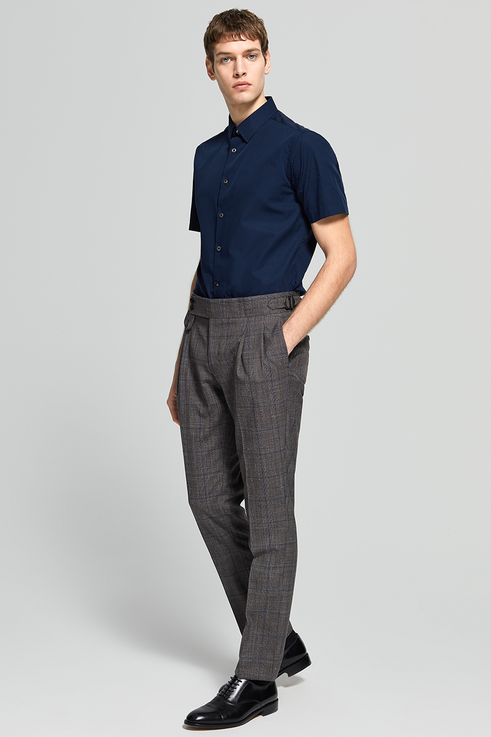 Calça de modelagem italiana, em lã merino 130's 17.25 micron, bolso frontal e ajustadores laterais- Xadrez