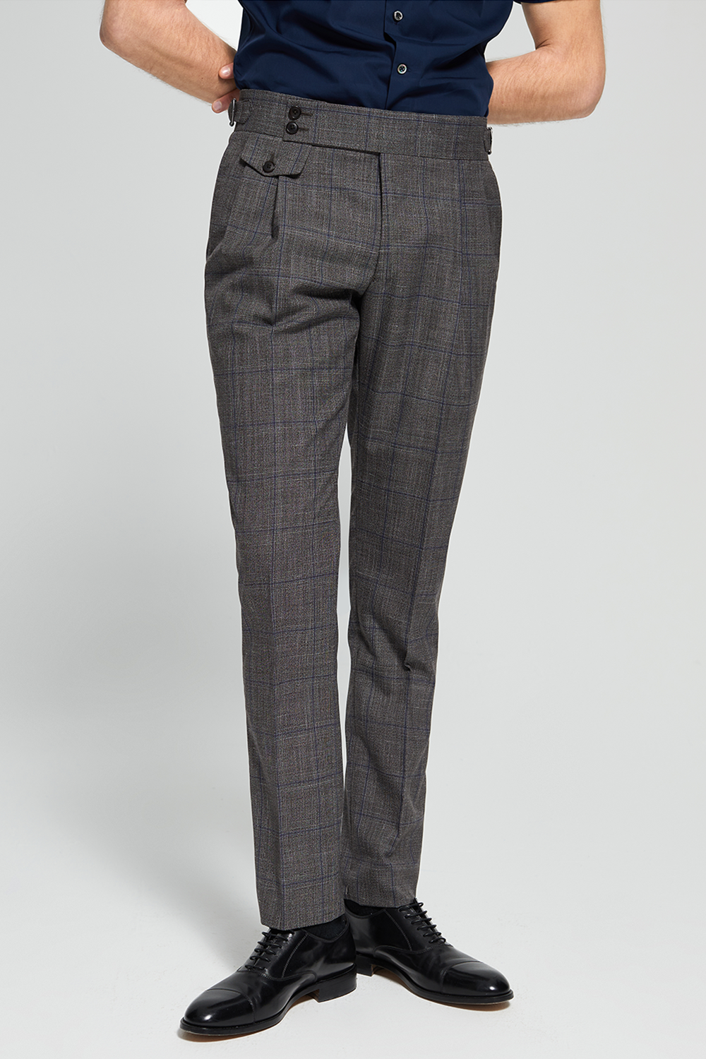Calça de modelagem italiana, em lã merino 130's 17.25 micron, bolso frontal e ajustadores laterais- Xadrez