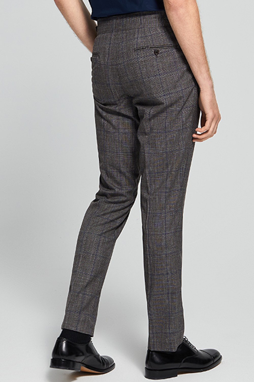 Calça de modelagem italiana, em lã merino 130's 17.25 micron, bolso frontal e ajustadores laterais- Xadrez