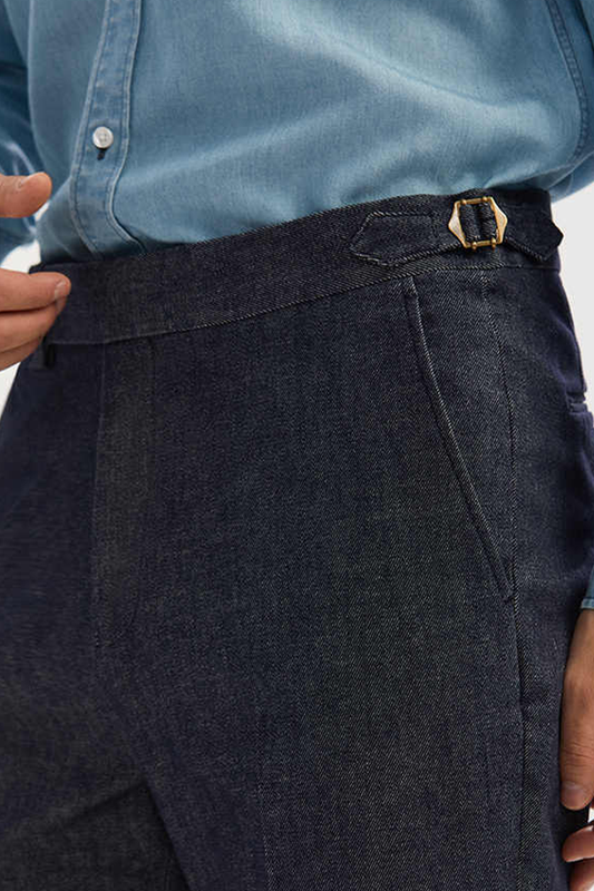 Calça em modelagem italiana jeans de algodão, cintura alta, com ajustadores laterais - Jeans - ANS
