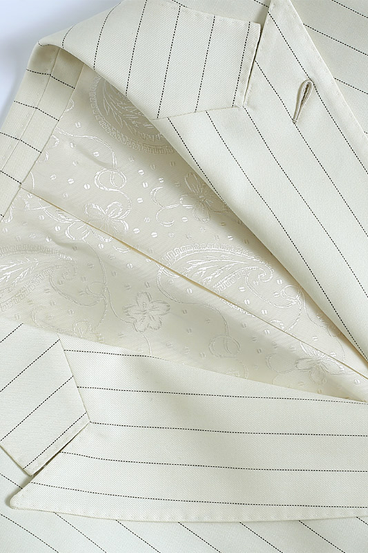 Blazer double breasted 6x2, em lã merino super 130'S, 17.20 micron, com lapela peak - Off White listrado, arabesco