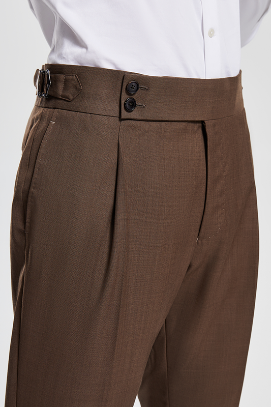 Calça de modelagem italiana, em lã tropical com cintura alta e ajustadores laterais - Marrom