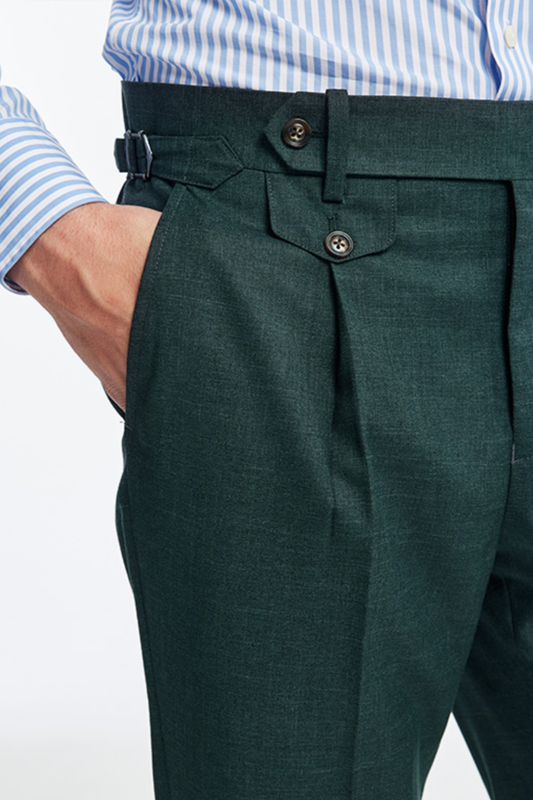 Calça em modelagem italiana, cintura alta, com ajustadores laterais e bolso frontal - Verde CAJR