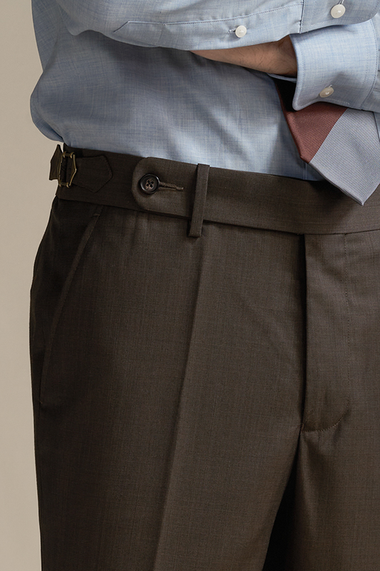 Calça em modelagem italiana em lã tropical, cintura alta, com ajustadores laterais - Marrom ANS