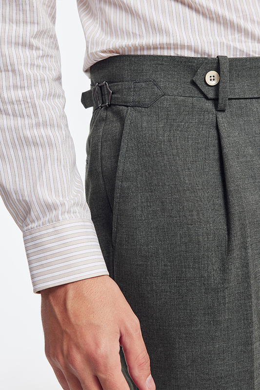 Calça em modelagem italiana, cintura alta, com ajustadores laterais - Cinza esverdeado CAJR