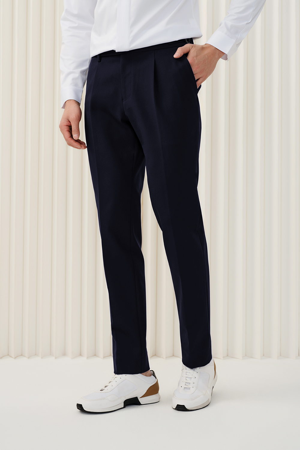 Calça de modelagem italiana, em nylon com elastano, com ajustadores laterais - Azul marinho