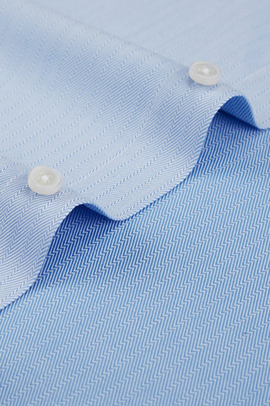 Camisa de manga comprida com colarinho windsor, em algodão com poliester espinha de peixe - Azul Claro