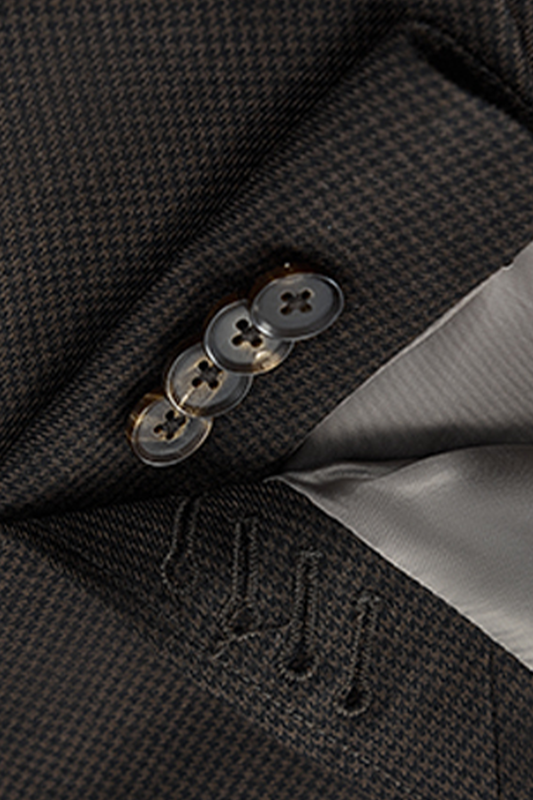 Costume com Norfolk Jacket, em lã tropical, com lapela notched - Monarchy Padronagem huddersfield marrom