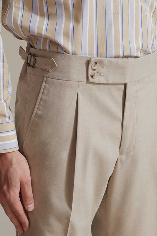 Calça em modelagem italiana, cintura alta, com ajustadores laterais - Khaki Areia ANS