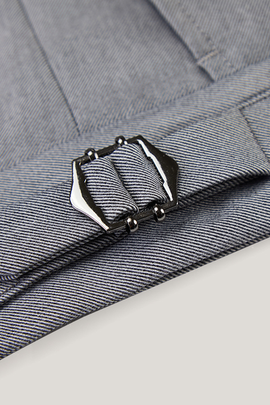 Calça de sarja, em modelagem italiana, cintura alta e ajustadores laterais - Cinza Claro ANS