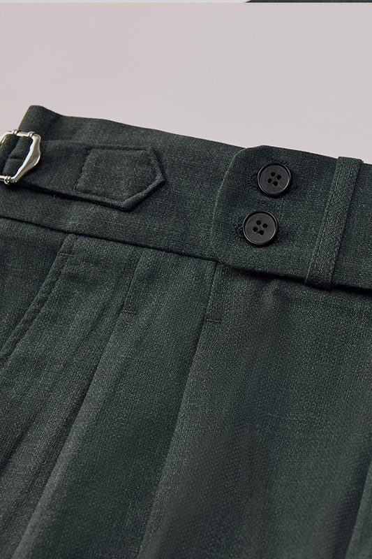 Calça em modelagem italiana, em polilã com algodão, cintura alta, com ajustadores laterais - Verde Sálvia