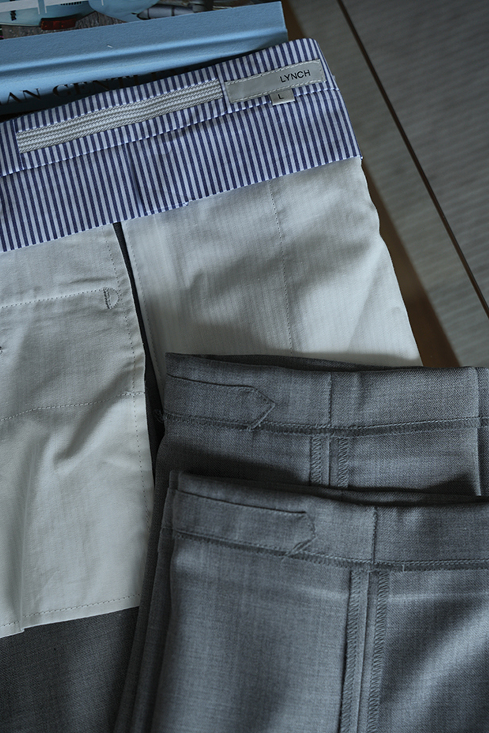 Ateliê Lynch - Calça em lã merino, super 110's 18.25 micron, com ajustadores laterais - Cinza