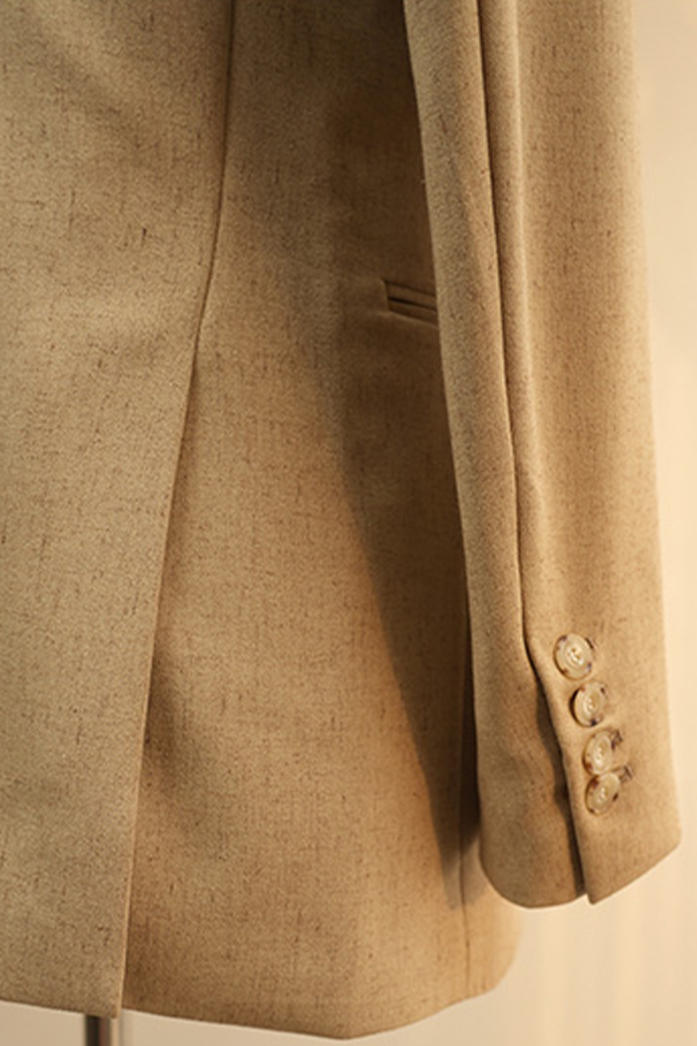 Blazer desestruturado single breasted, em viscolinho, lapela peak large - Khaki PPR