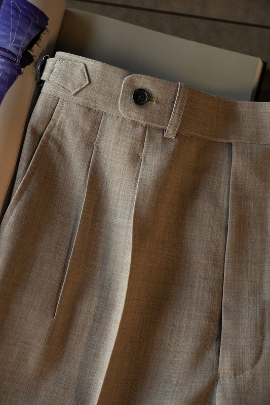 Ateliê Lynch - Calça em lã merino, super 110's 18.25 micron, com ajustadores laterais - Khaki palha