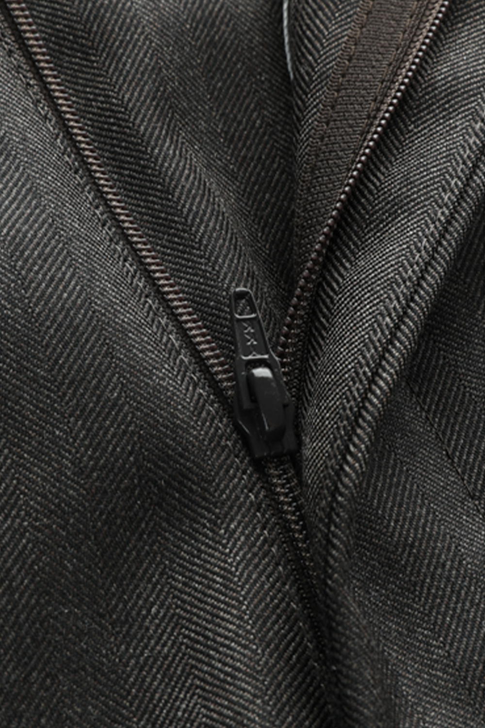 Lanifício Vitale Barberis Canonico - Costume double breasted 6x2, espinha de peixe, half canvas, lapela peak, em lã merino super 100 18.75 µ, 320g - Marrom grafite