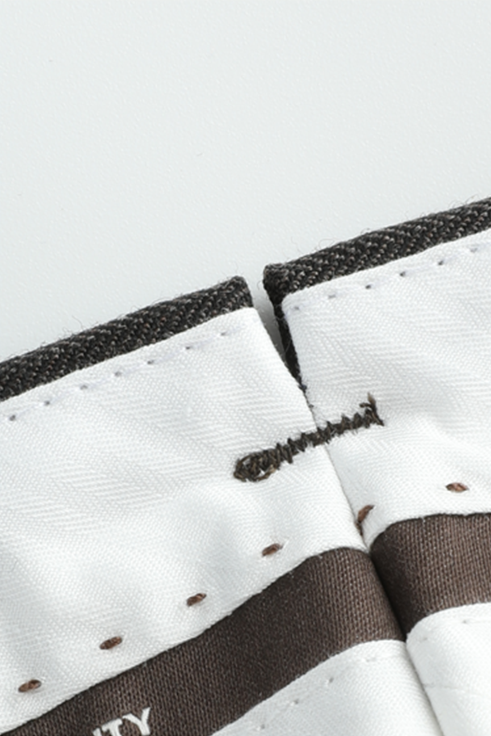 Lanifício Vitale Barberis Canonico - Costume double breasted 6x2, espinha de peixe, half canvas, lapela peak, em lã merino super 100 18.75 µ, 320g - Marrom grafite