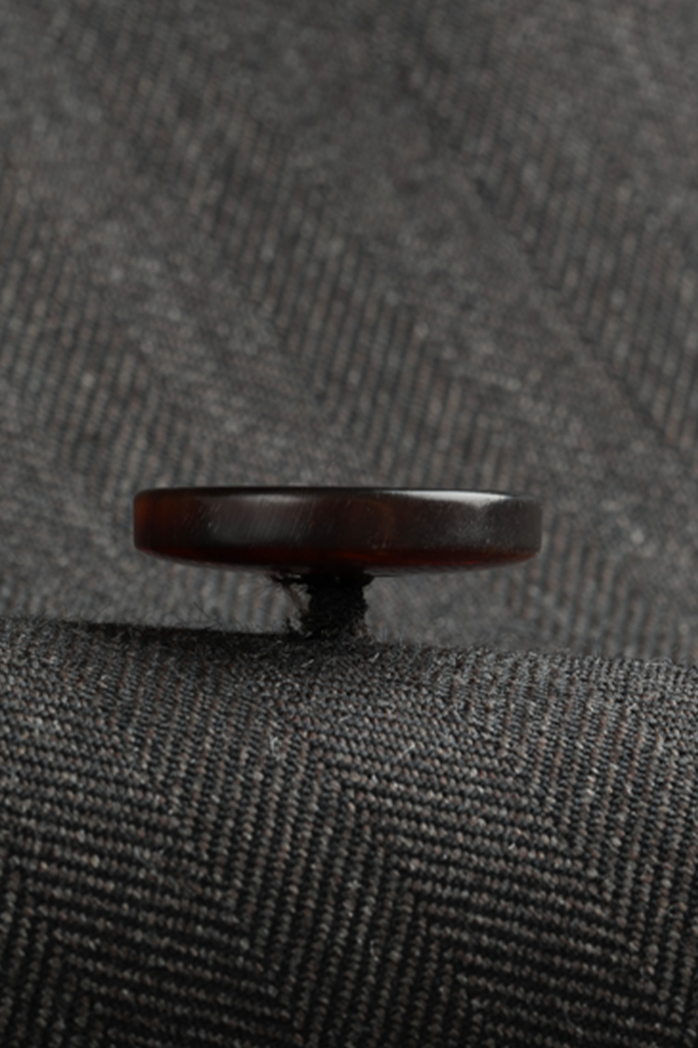 Lanifício Vitale Barberis Canonico - Costume double breasted 6x2, espinha de peixe, half canvas, lapela peak, em lã merino super 100 18.75 µ, 320g - Marrom grafite