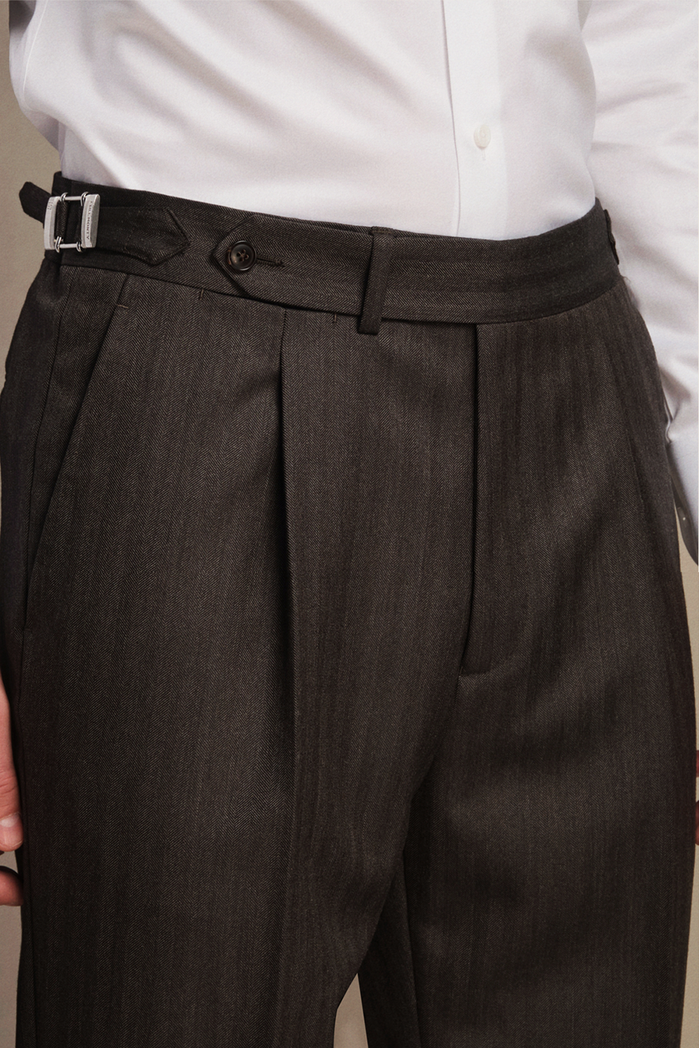 Lanifício Vitale Barberis Canonico - Costume double breasted 6x2, espinha de peixe, half canvas, lapela peak, em lã merino super 100 18.75 µ, 320g - Marrom grafite