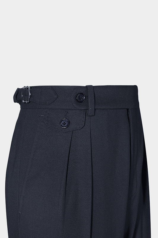 Calça em modelagem italiana, em polilã, cintura alta, com ajustadores laterais - Azul marinho