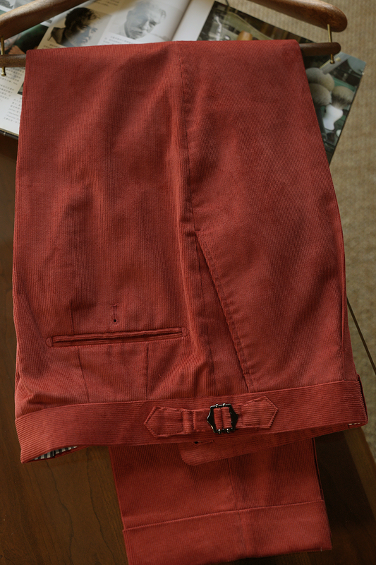 Ateliê Lynch - Calça em algodão, veludo cotelê, com ajustadores laterais - Coral