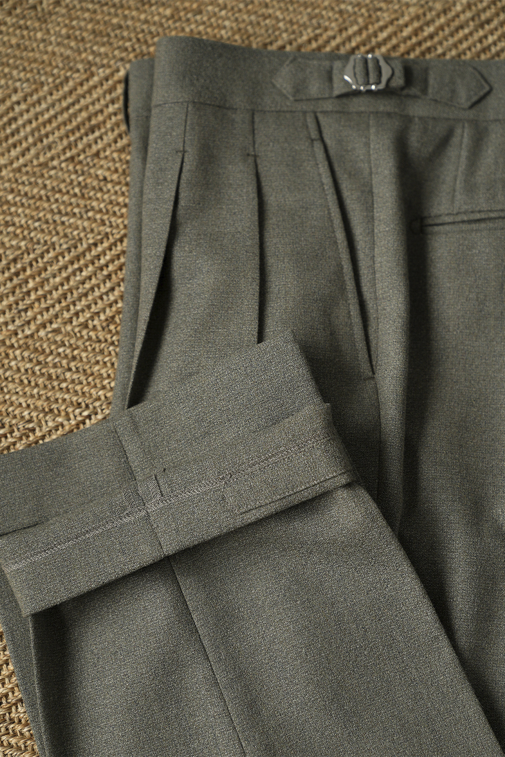 Ateliê Lynch - Calça em lã merino, super 110's 18.25 micron, com ajustadores laterais - Cinza esverdeado