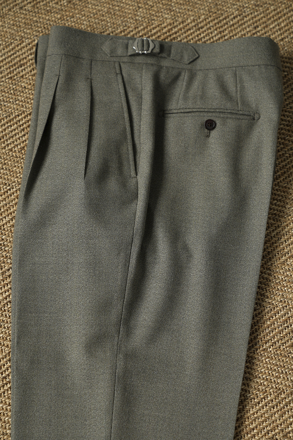 Ateliê Lynch - Calça em lã merino, super 110's 18.25 micron, com ajustadores laterais - Cinza esverdeado