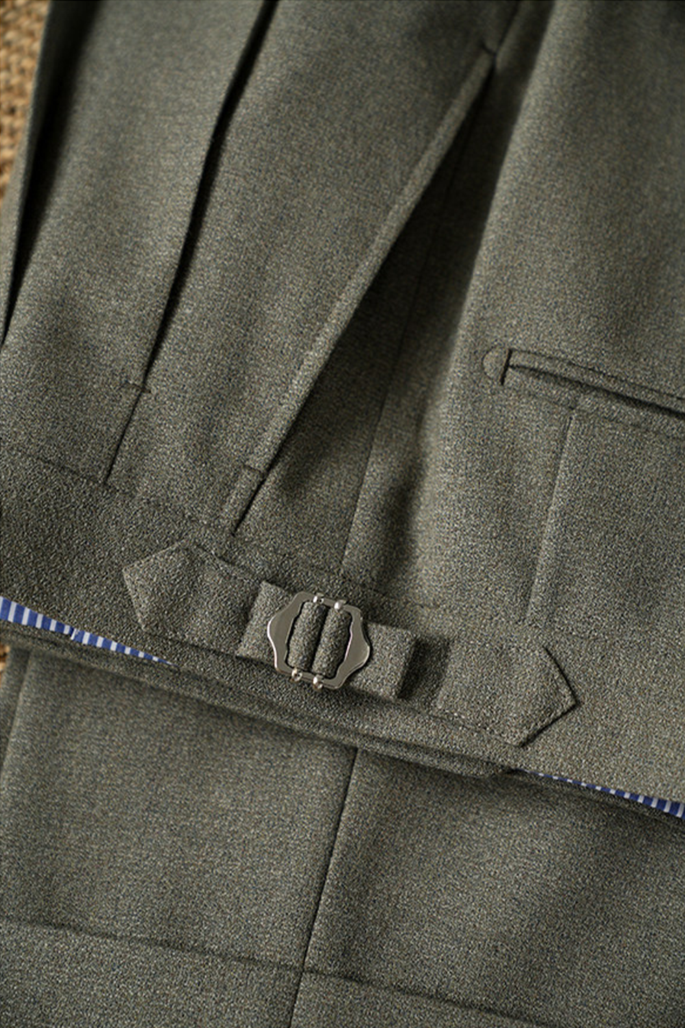 Ateliê Lynch - Calça em lã merino, super 110's 18.25 micron, com ajustadores laterais - Cinza esverdeado