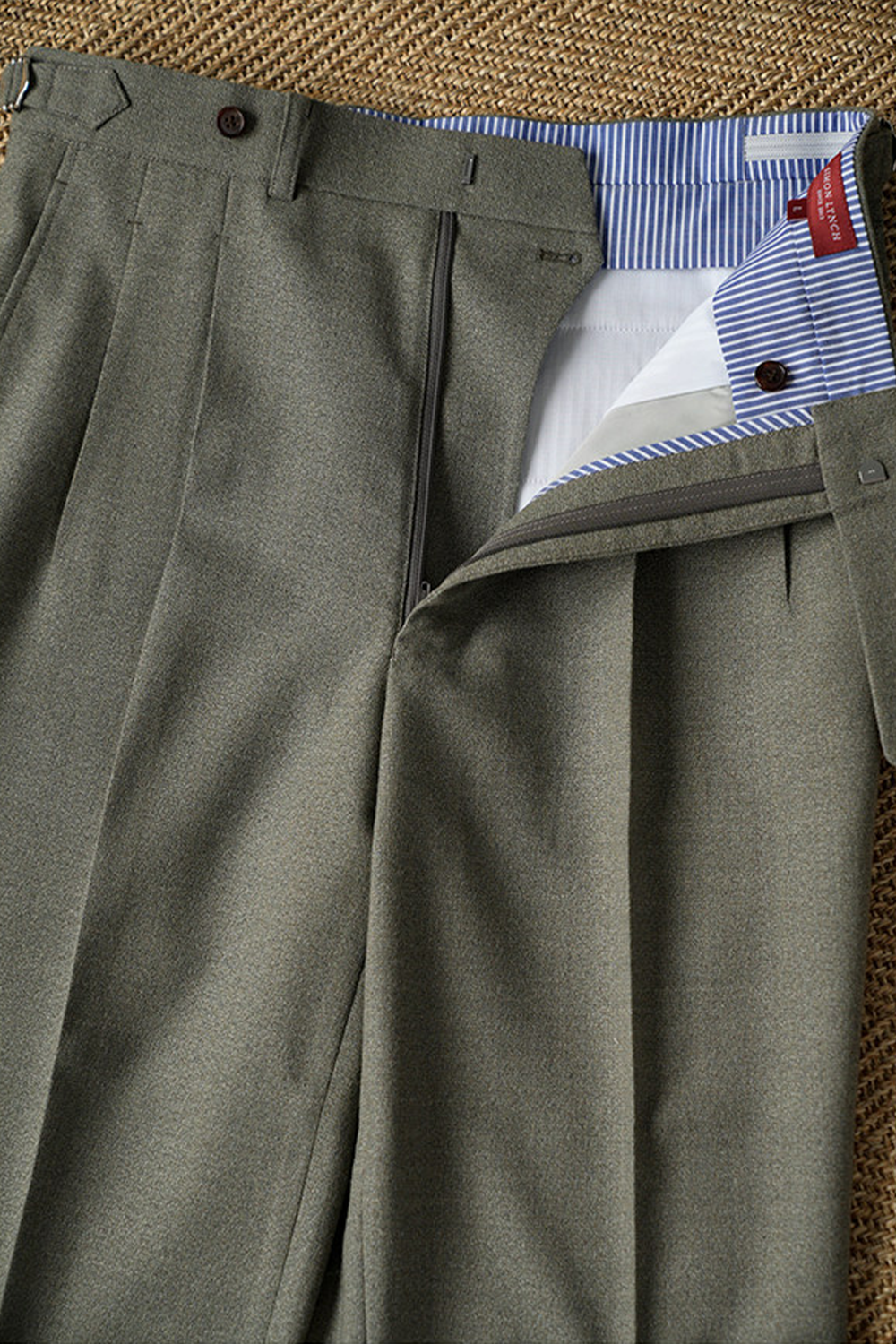 Ateliê Lynch - Calça em lã merino, super 110's 18.25 micron, com ajustadores laterais - Cinza esverdeado