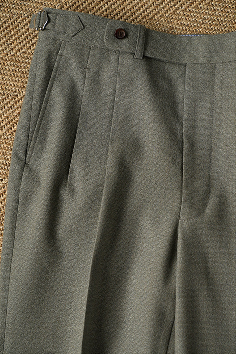 Ateliê Lynch - Calça em lã merino, super 110's 18.25 micron, com ajustadores laterais - Cinza esverdeado