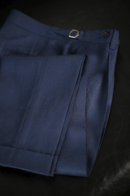 Ateliê Lion Shield - Calça em lã merino, super 110's 18.25 micron, com ajustadores laterais - Azul