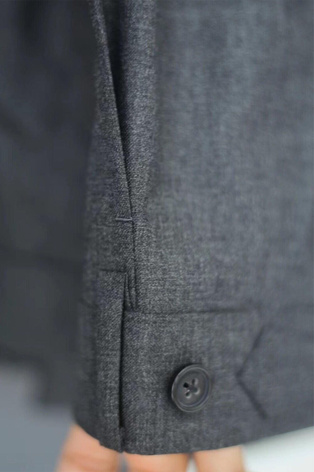 Ateliê Maste - Calça em lã merino, super 120's 17.75 micron, com pregas, barra italiana e ajustadores laterais - Cinza Maste