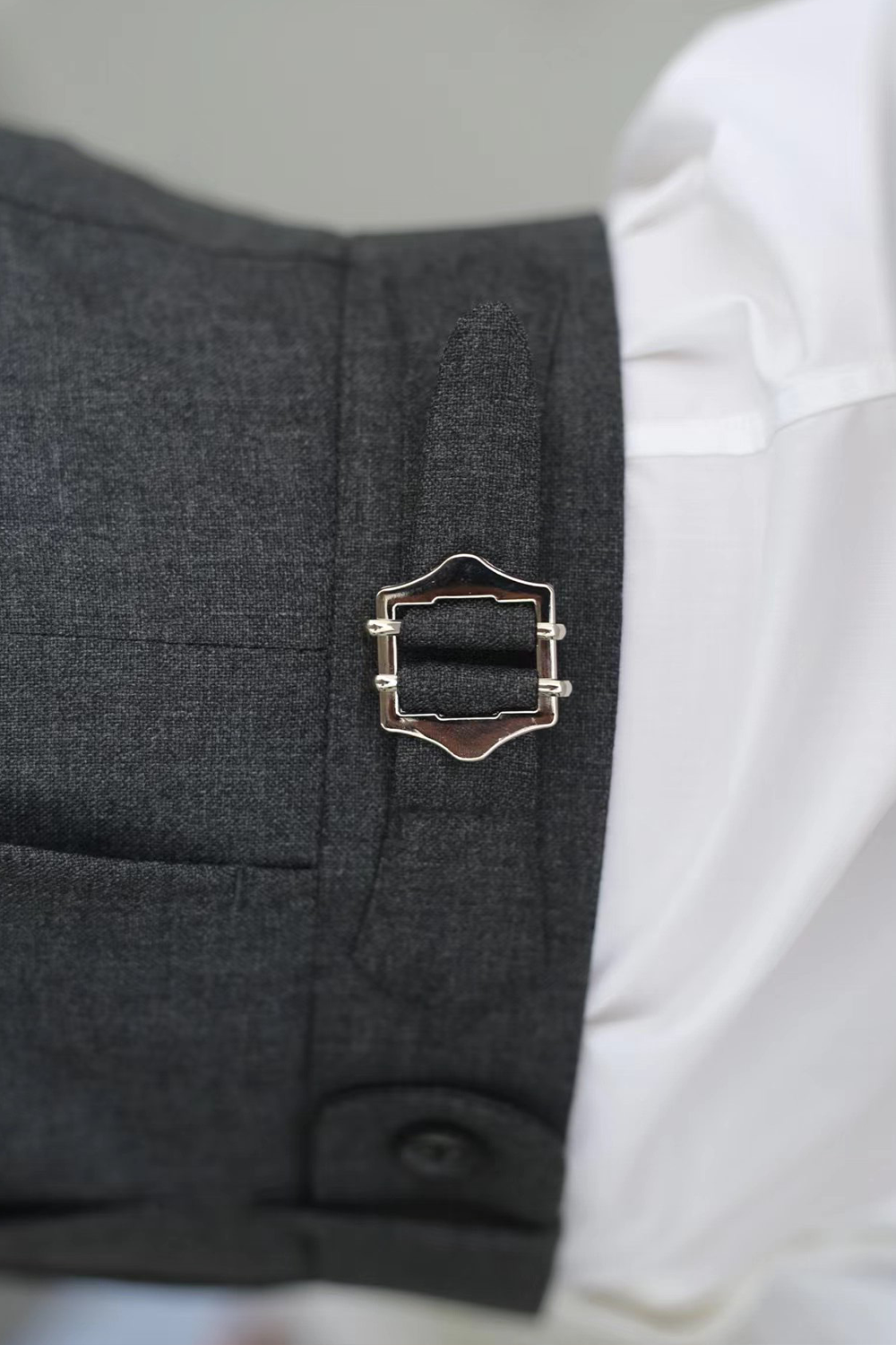 Ateliê Maste - Calça em lã merino, super 120's 17.75 micron, com pregas, barra italiana e ajustadores laterais - Cinza Maste