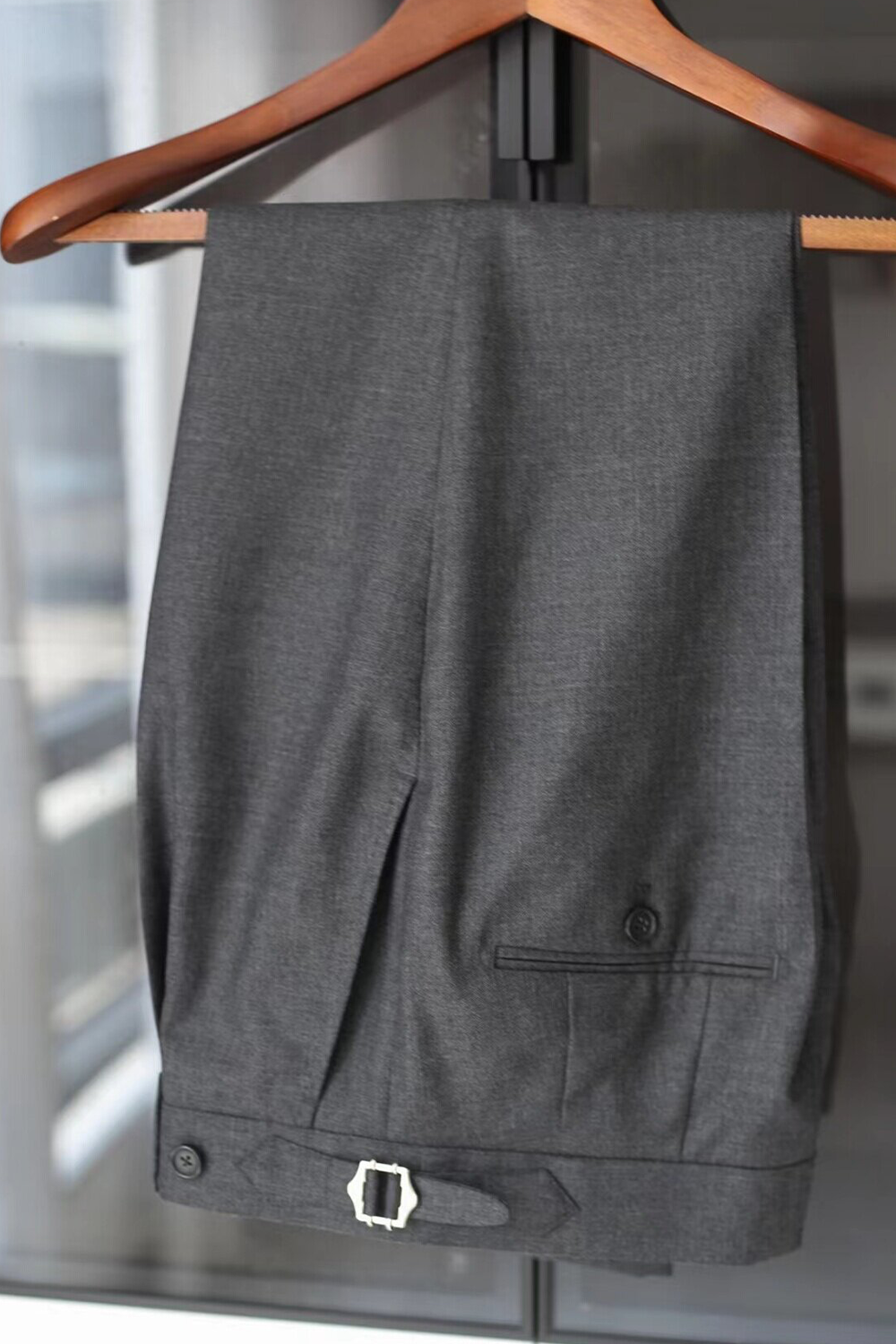 Ateliê Maste - Calça em lã merino, super 120's 17.75 micron, com pregas, barra italiana e ajustadores laterais - Cinza Maste