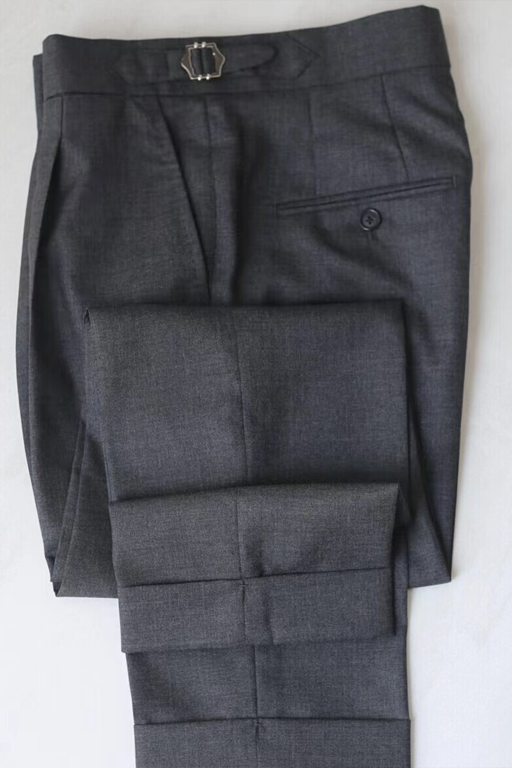 Ateliê Maste - Calça em lã merino, super 120's 17.75 micron, com pregas, barra italiana e ajustadores laterais - Cinza Maste