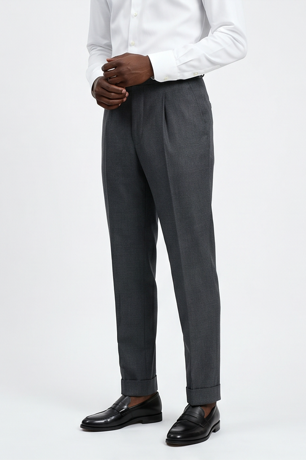 Ateliê Maste - Calça em lã merino, super 120's 17.75 micron, com pregas, barra italiana e ajustadores laterais - Cinza Maste