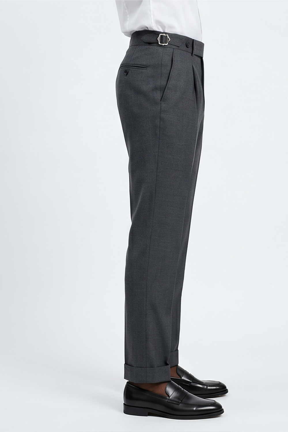 Ateliê Maste - Calça em lã merino, super 120's 17.75 micron, com pregas, barra italiana e ajustadores laterais - Cinza Maste