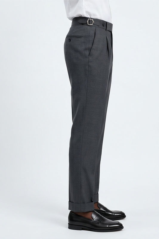 Ateliê Maste - Calça em lã merino, super 120's 17.75 micron, com pregas, barra italiana e ajustadores laterais - Cinza Maste