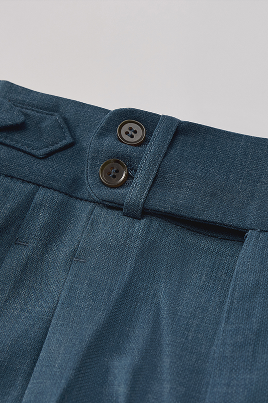 Calça em modelagem italiana, em polilã com algodão, cintura alta, com ajustadores laterais - Azul