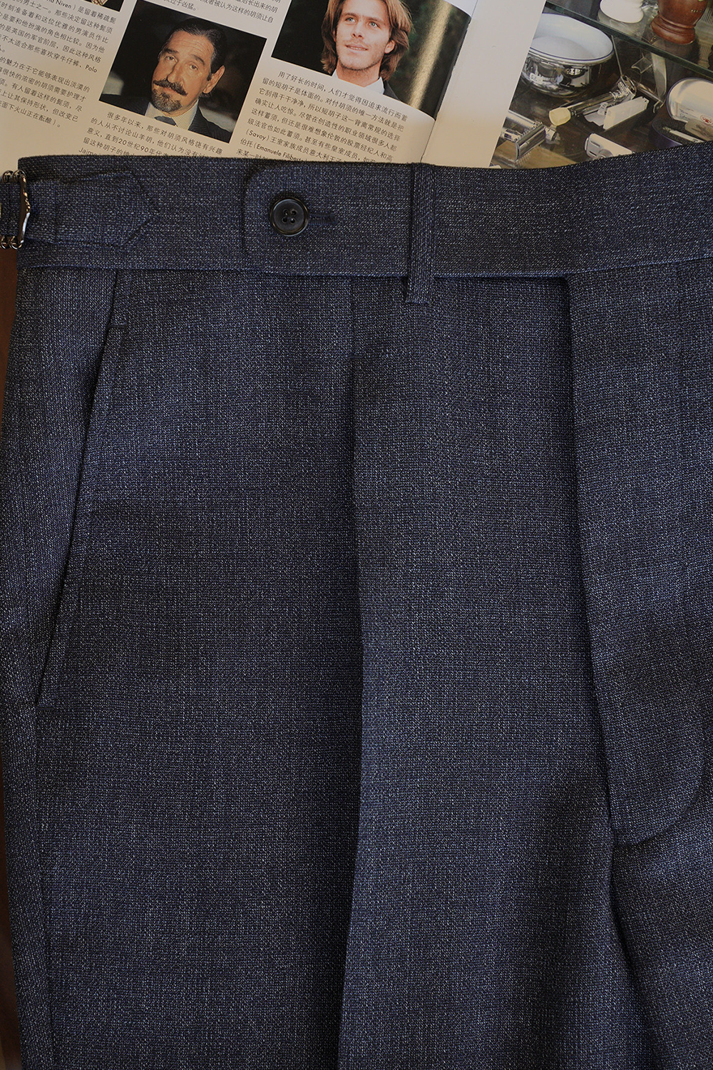 Ateliê Lynch - Calça em lã merino, super 110's 18.25 micron, com ajustadores laterais - Azul Índigo