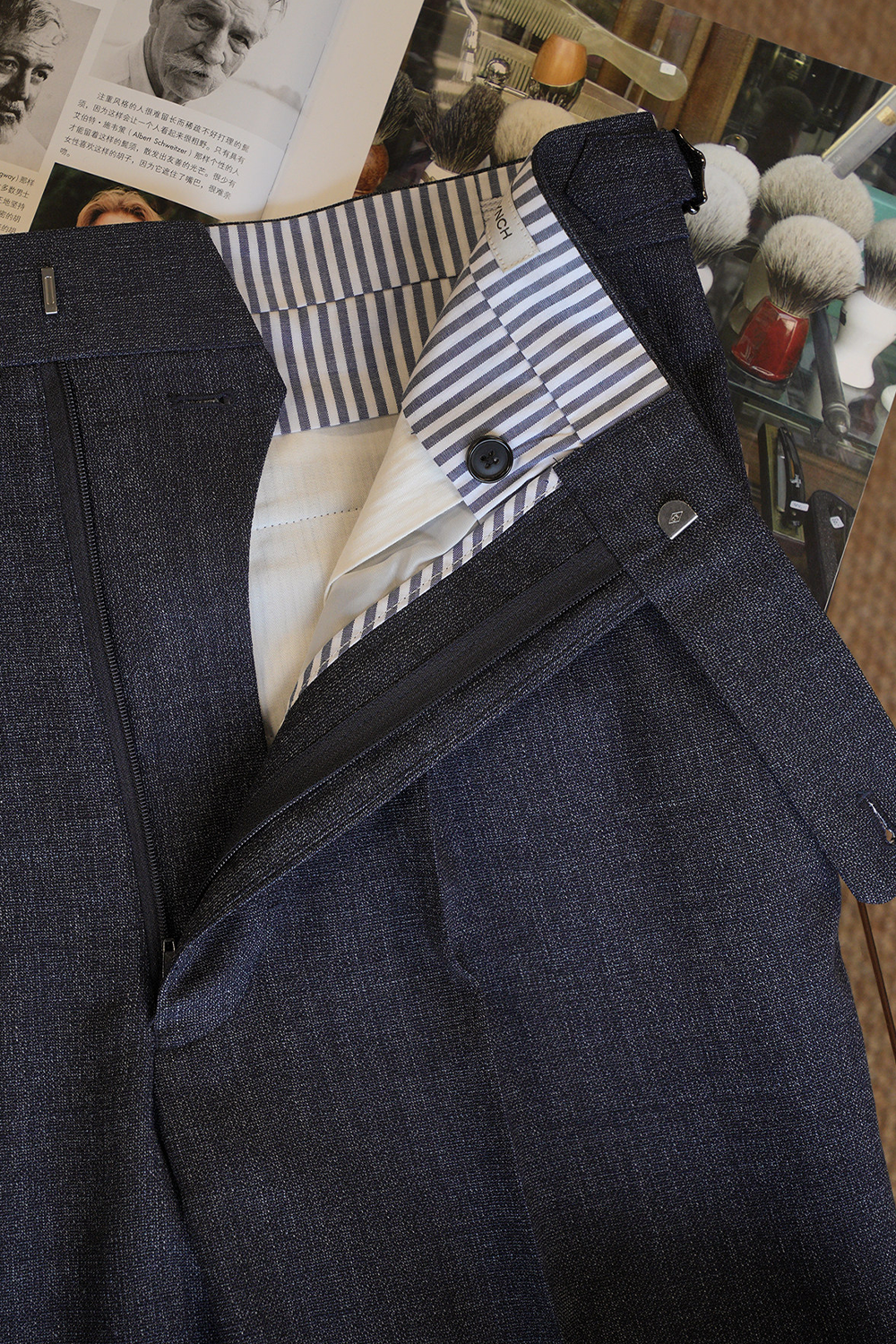 Ateliê Lynch - Calça em lã merino, super 110's 18.25 micron, com ajustadores laterais - Azul Índigo