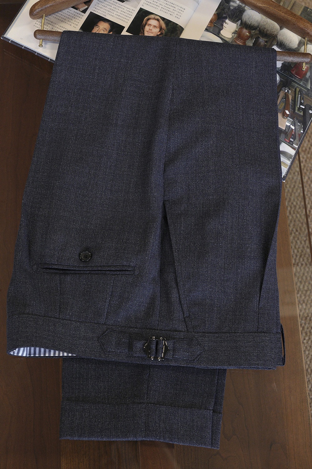 Ateliê Lynch - Calça em lã merino, super 110's 18.25 micron, com ajustadores laterais - Azul Índigo