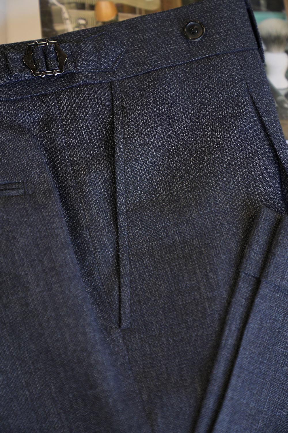 Ateliê Lynch - Calça em lã merino, super 110's 18.25 micron, com ajustadores laterais - Azul Índigo