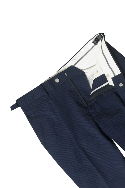 Calça em algodão seersuker, cintura alta, com ajustadores laterais e passantes - Brit Azul Marinho