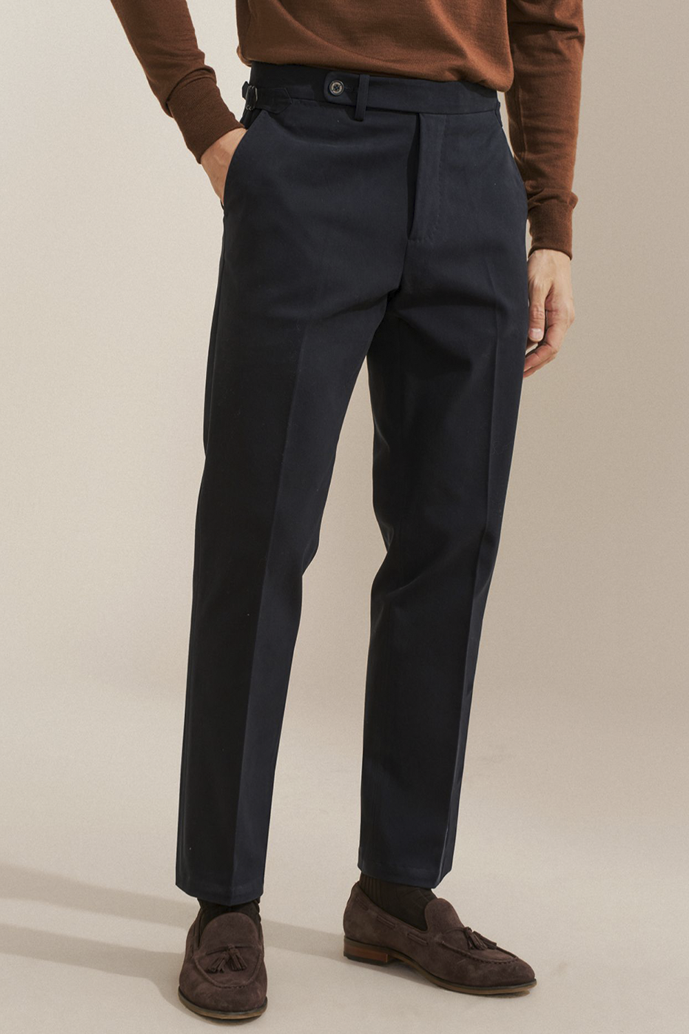 Bibury Court - Calça chino, cintura média, em sarja de algodão com elastano, com ajustadores laterais - Azul Marinho