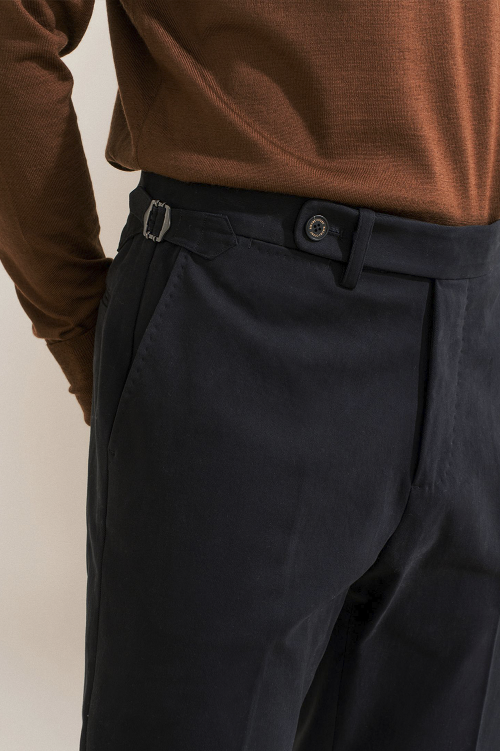 Bibury Court - Calça chino, cintura média, em sarja de algodão com elastano, com ajustadores laterais - Azul Marinho