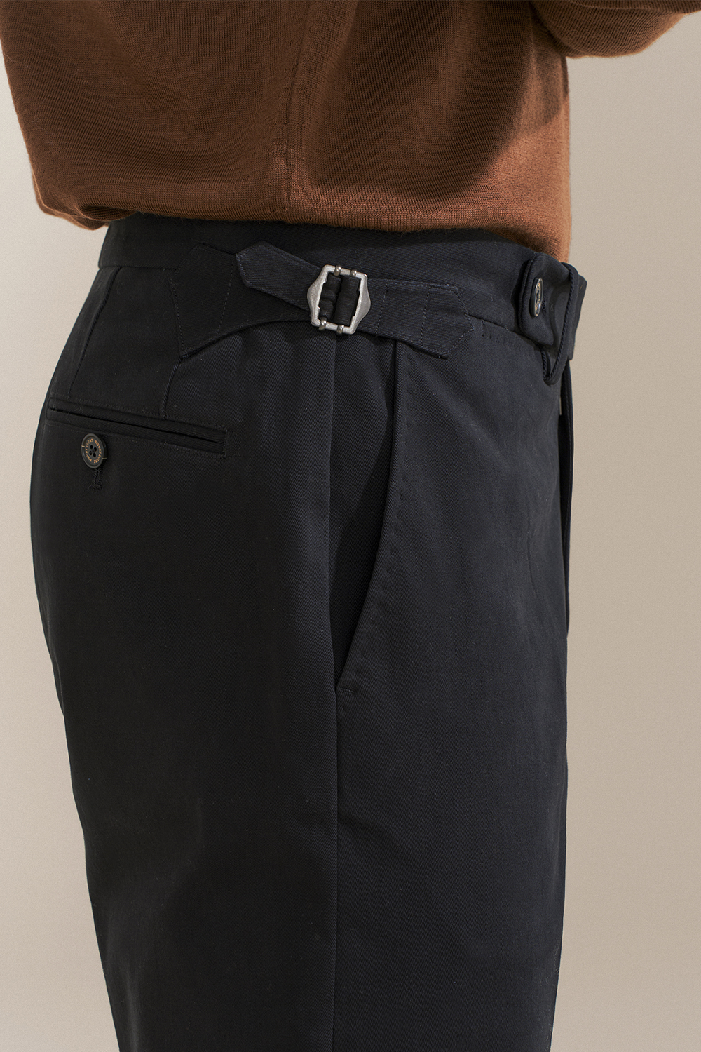 Bibury Court - Calça chino, cintura média, em sarja de algodão com elastano, com ajustadores laterais - Azul Marinho