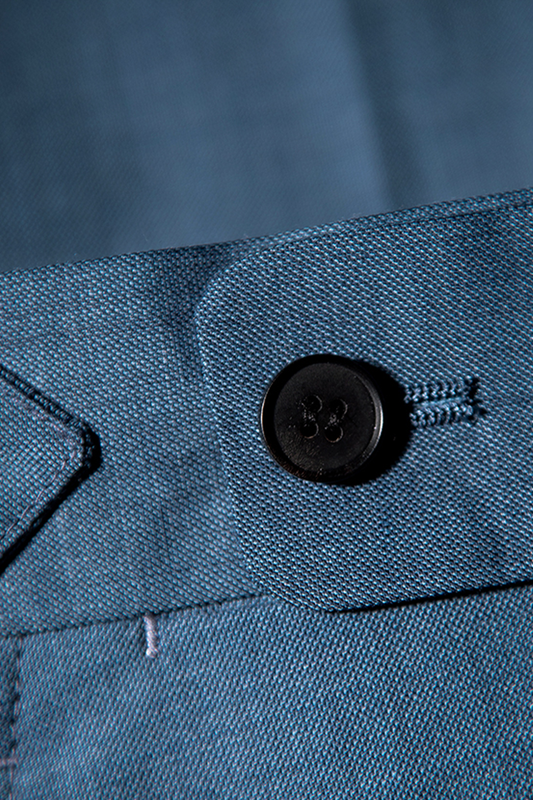 Calça em modelagem italiana, em lã tropical com cintura alta e ajustadores laterais - Azul Índigo