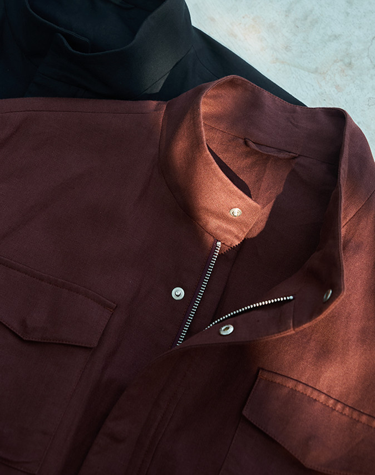 Safari Jacket, com ajuste interno, zíper e botões, em linho, algodão e tencel - Bordo Sanhr