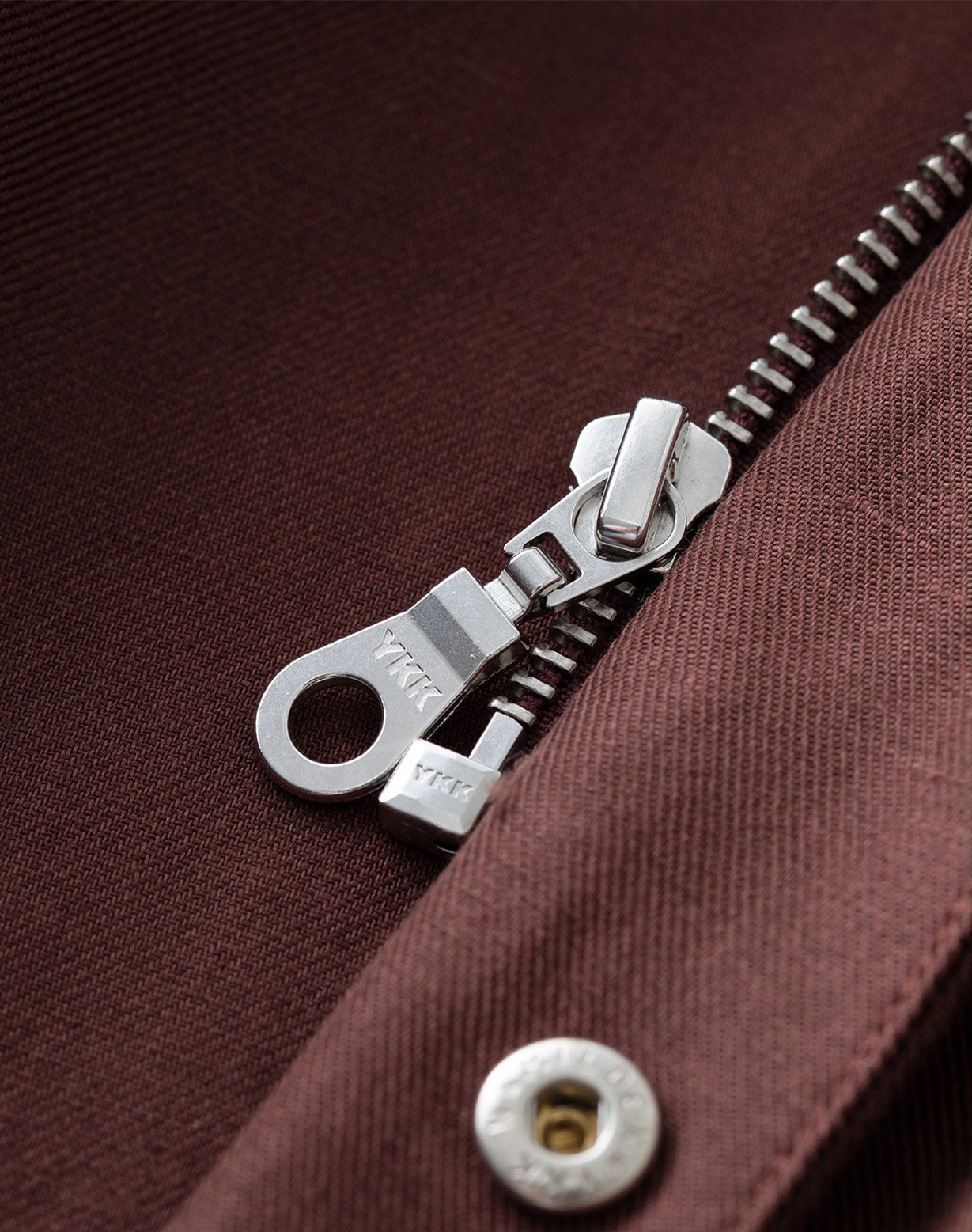 Safari Jacket, com ajuste interno, zíper e botões, em linho, algodão e tencel - Bordo Sanhr