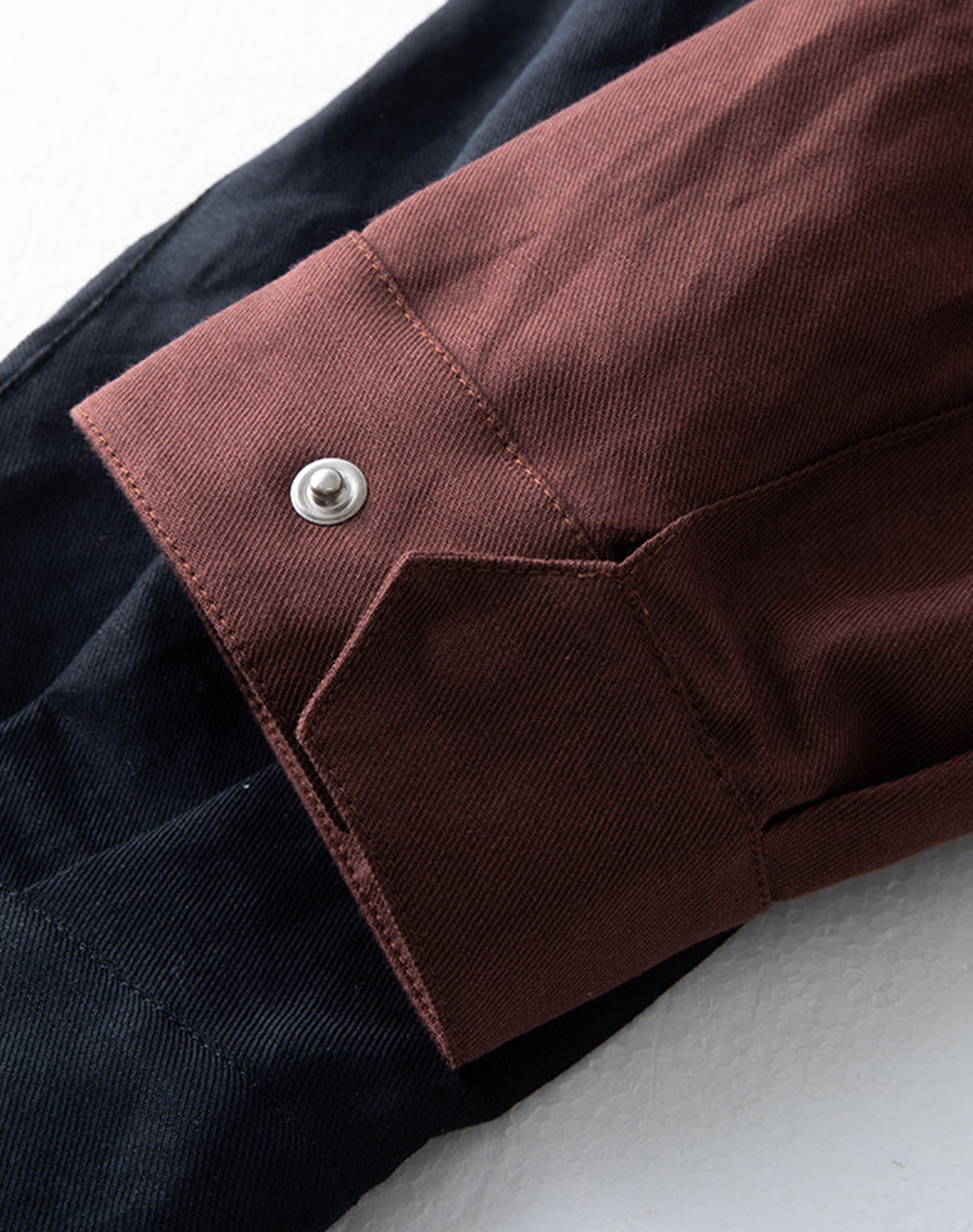 Safari Jacket, com ajuste interno, zíper e botões, em linho, algodão e tencel - Bordo Sanhr